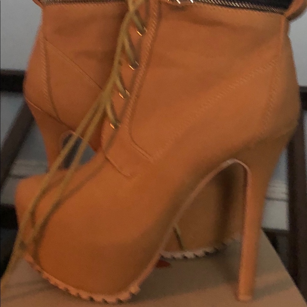 Construction style high heel